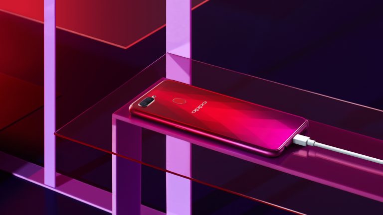 FPT Shop tặng sạc nhanh dự phòng VOOC cho khách đặt mua trước OPPO F9