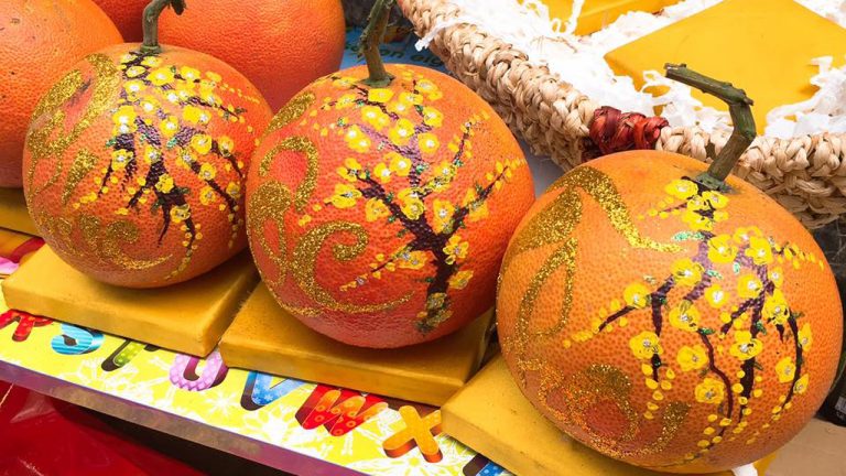 Cận cảnh bưởi đỏ chưng tết giá tiền triệu