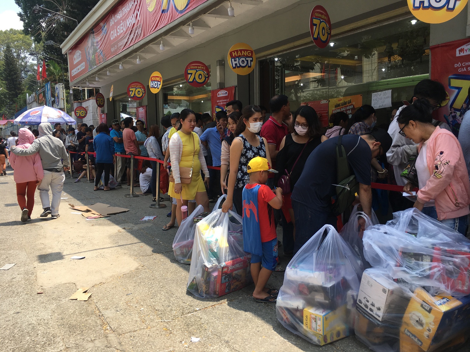  Đội nắng rát da chờ mua đồ chơi giảm giá: Người bệnh, hàng hỏng 5