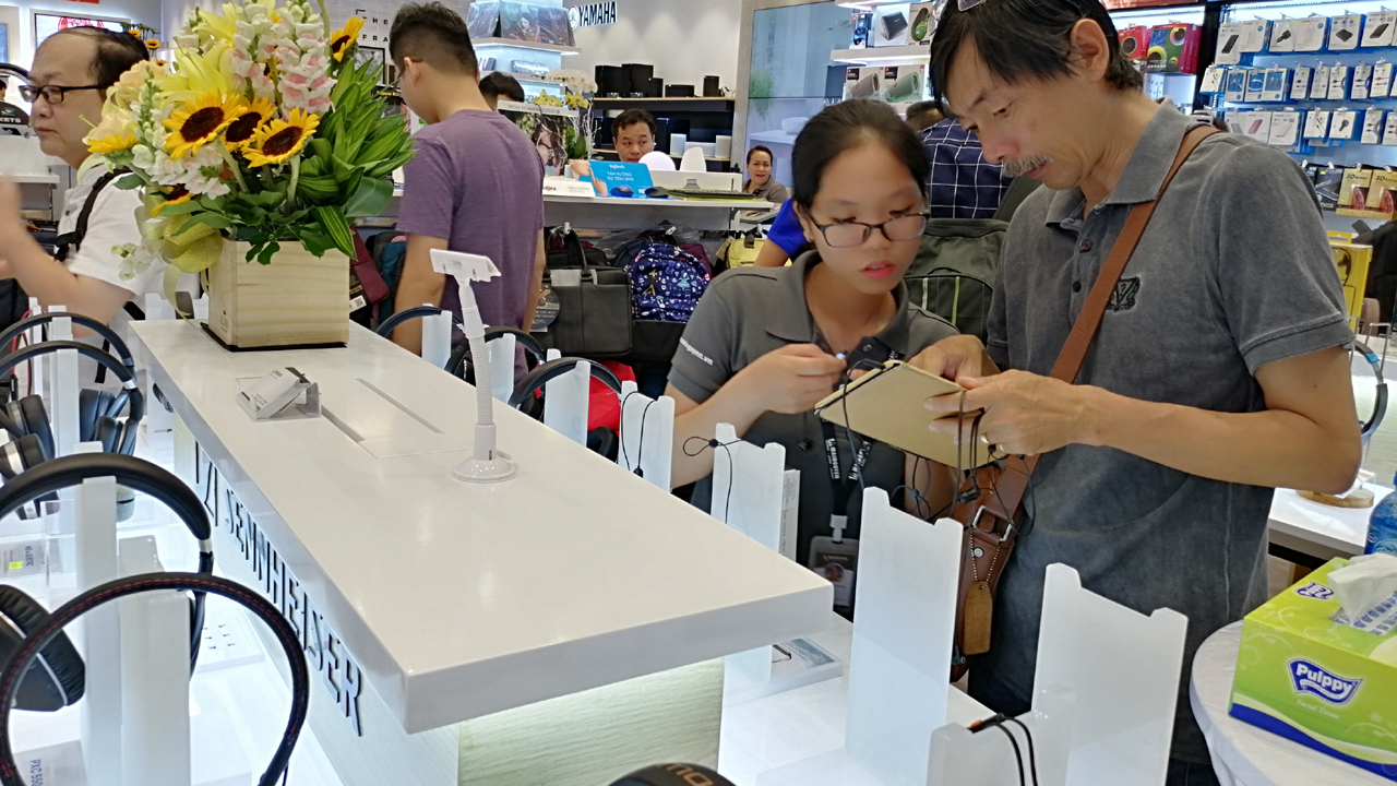 Giới công nghệ mãn nhãn với Mai Nguyen Flagship Store  5