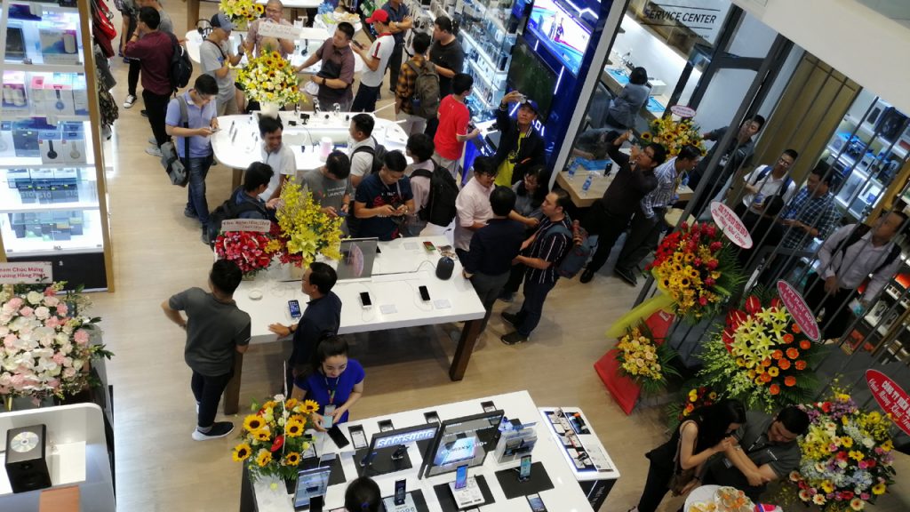 Giới công nghệ mãn nhãn với Mai Nguyen Flagship Store 