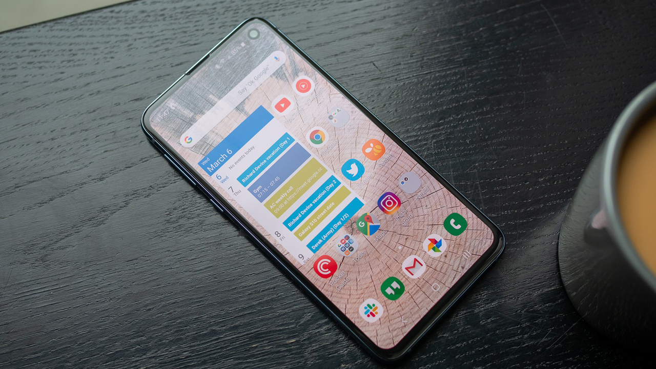 Smartphone cao cấp nhỏ xinh: Samsung Galaxy S10e hay Huawei P30? 3