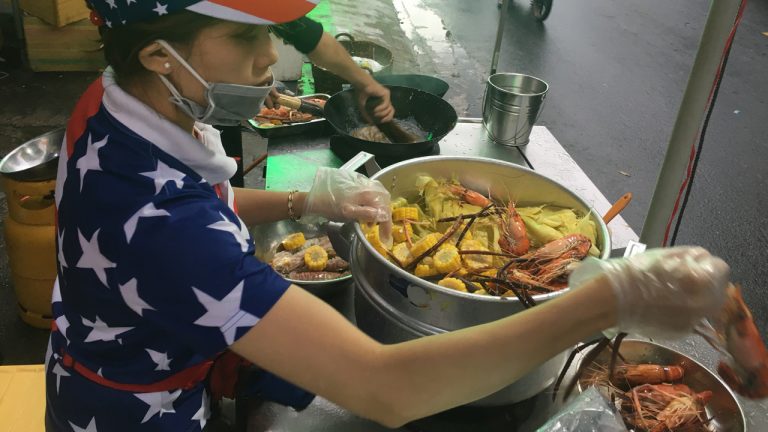 Tôm hùm vỉa hè giá siêu rẻ chất lượng ra sao?