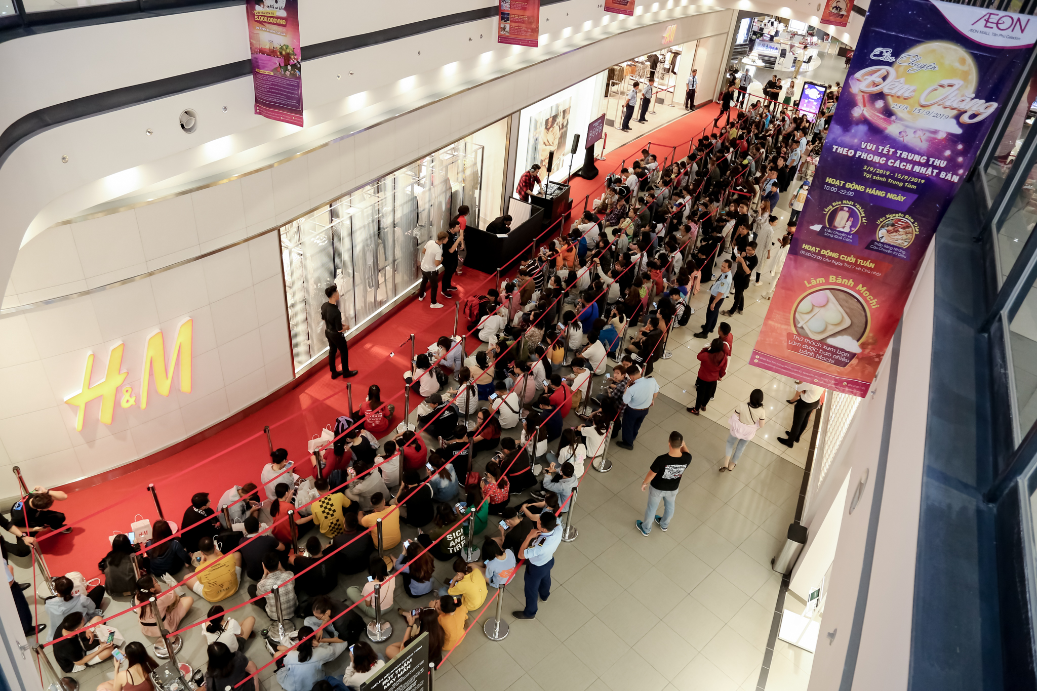 Hàng trăm người xếp hàng chờ khai trương cửa hàng H&M tại Aeon Tân Phú 3