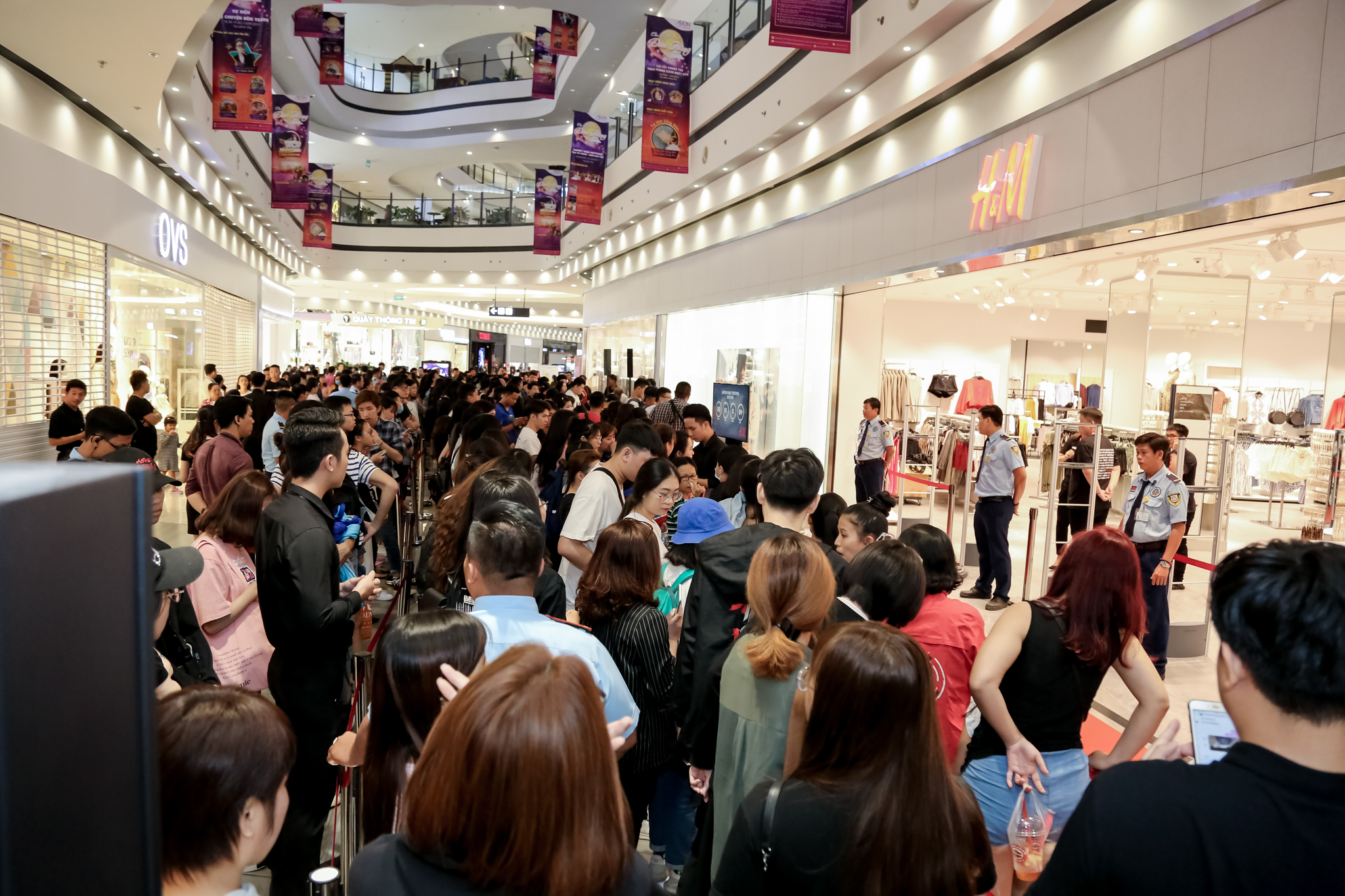 Hàng trăm người xếp hàng chờ khai trương cửa hàng H&M tại Aeon Tân Phú 2
