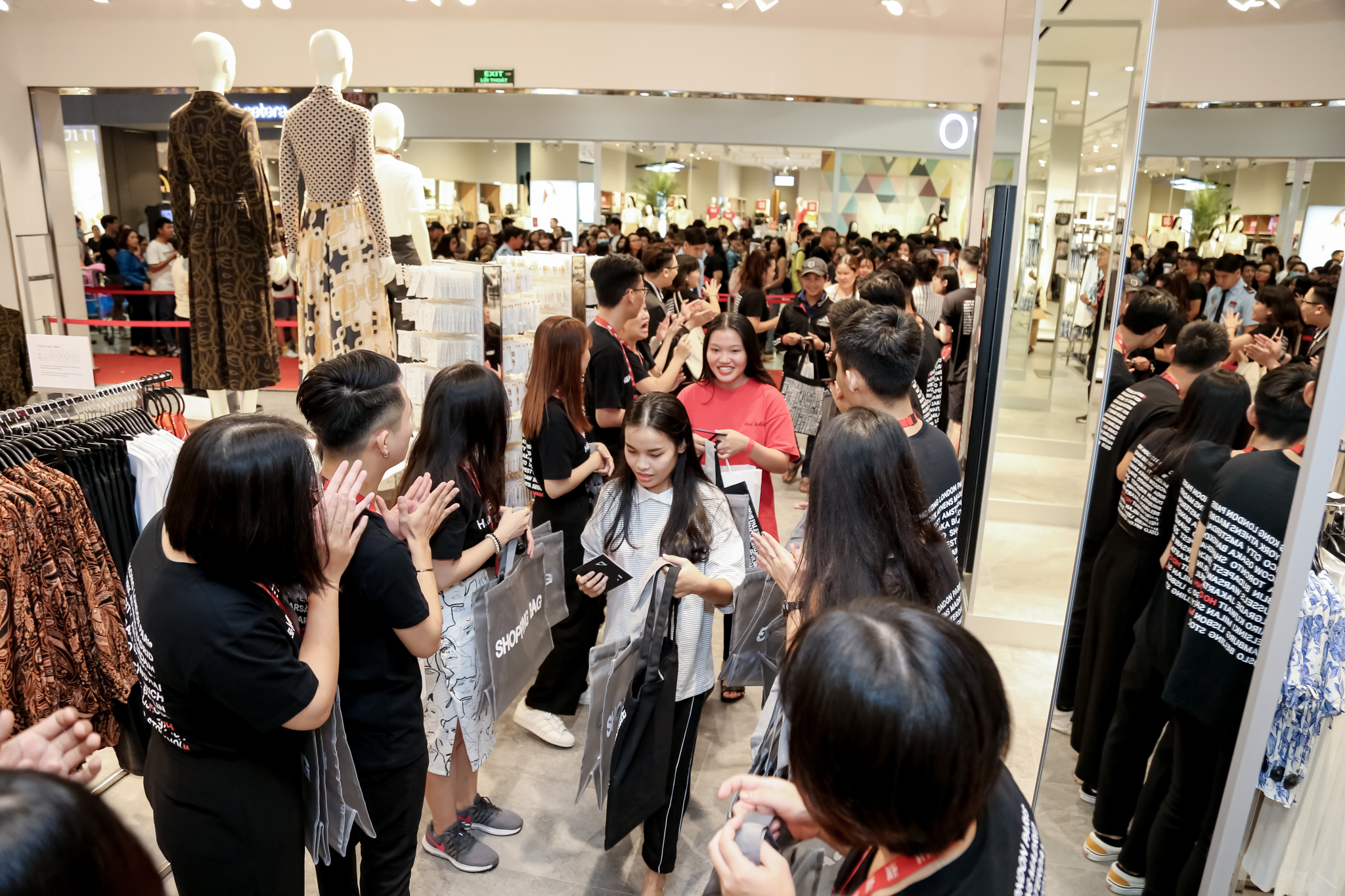 Hàng trăm người xếp hàng chờ khai trương cửa hàng H&M tại Aeon Tân Phú 6