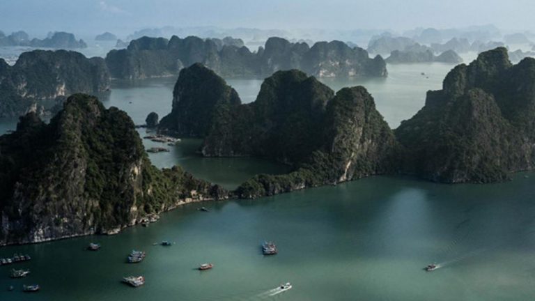 Tạm dừng tăng giá vé tham quan vịnh Hạ Long