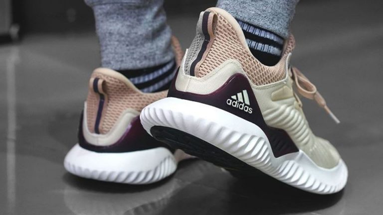 Vì sao giày Adidas lại có những loại logo khác biệt?