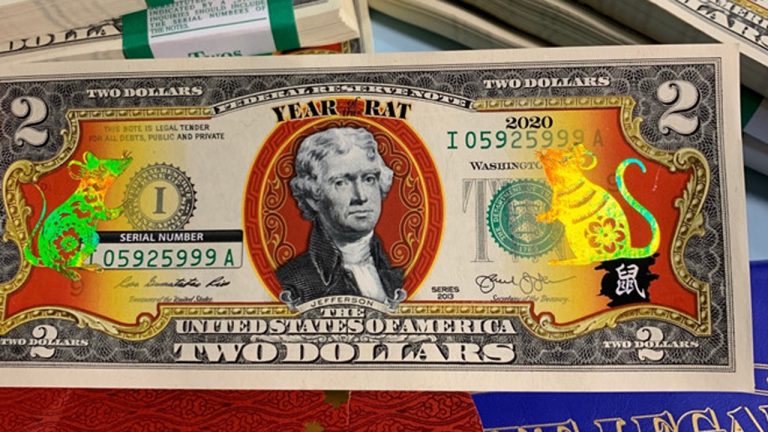 Tờ 2 USD hình chuột mạ vàng giá 300.000 đồng vẫn hút khách