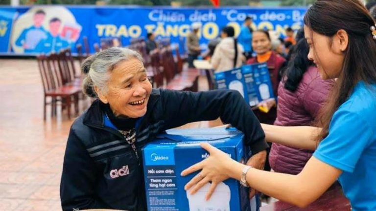 10.000 nồi cơm trao đi, ngàn nụ cười cùng vạn khoảnh khắc yêu thương nhận lại từ “Cơm dẻo – Bếp ấm”