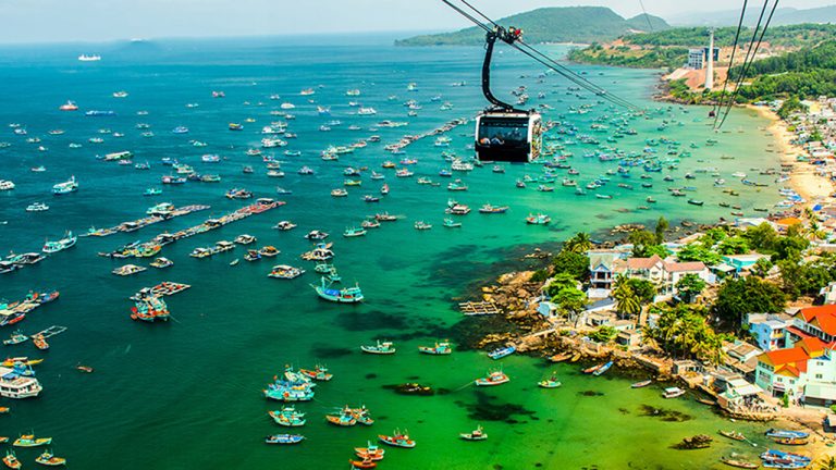 AZA Travel  tung các gói combo giảm giá tới 70%