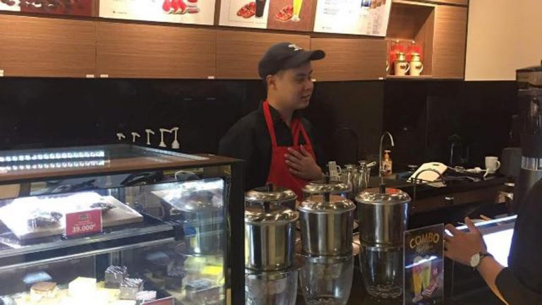 Con trai ông Vũ, bà Thảo trích tiền tiết kiệm tặng cà phê và khẩu trang chống dịch Covid-19