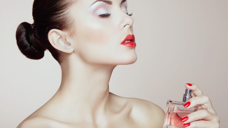 Bí quyết xịt nước hoa lưu hương cả ngày chị em cần biết