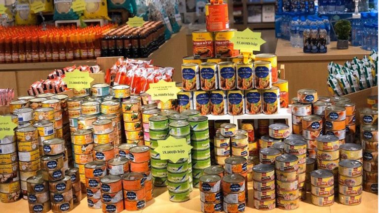 Nhà sách Phương Nam kinh doanh thêm khẩu trang, mì gói