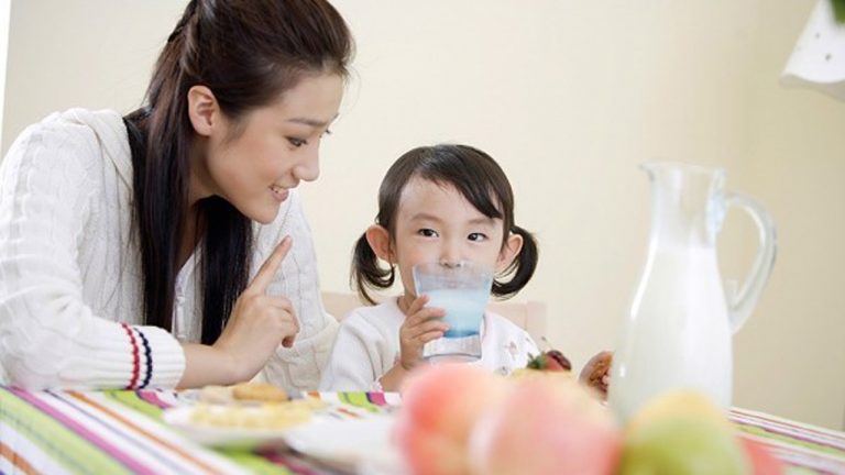 Bé 1 tuổi uống sữa tươi nào tốt?