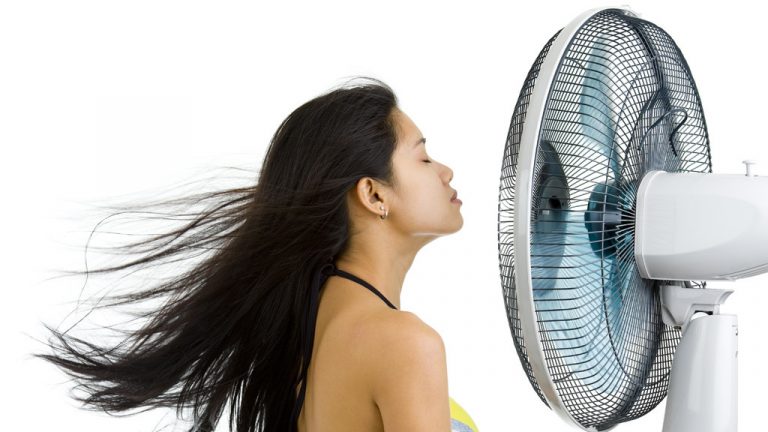 Mẹo giúp tóc nhanh khô trong mùa mưa