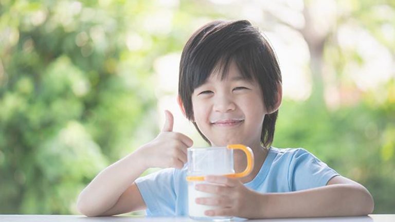 Chọn sữa tươi nguyên kem Vinamilk hay Devondale?