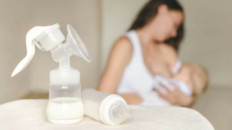 Sữa mẹ để được bao lâu ngoài không khí?