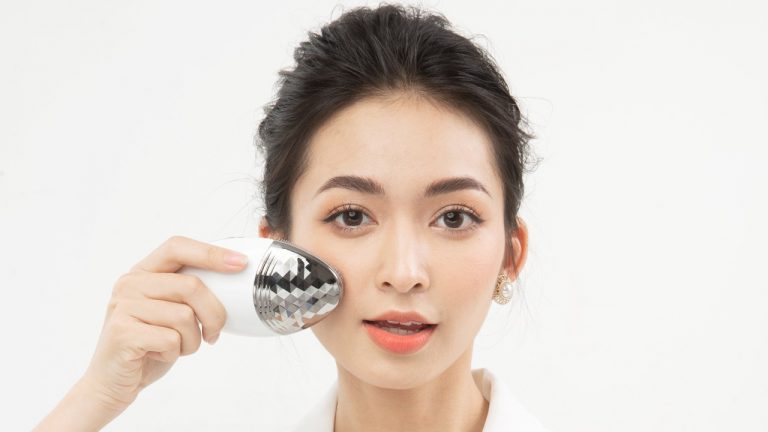 Máy rửa mặt nâng cơ là gì?