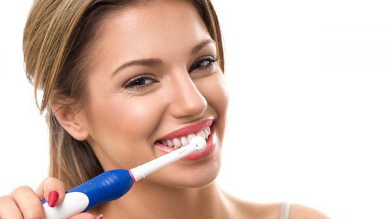 Cách vệ sinh bàn chải điện