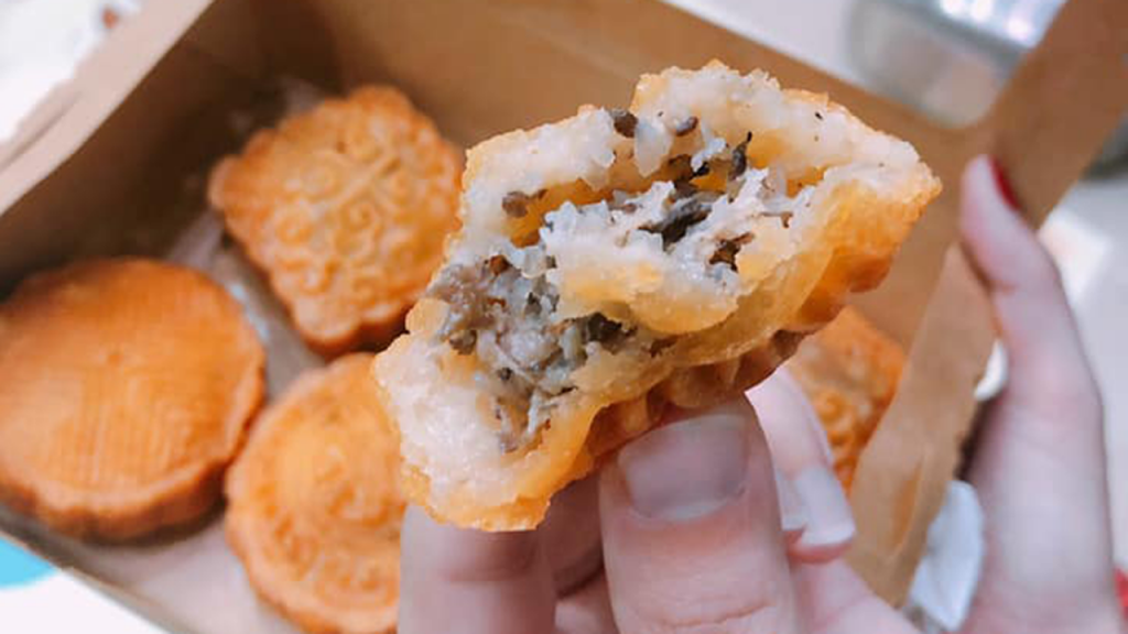 “Thay áo” bánh rán trung thu
