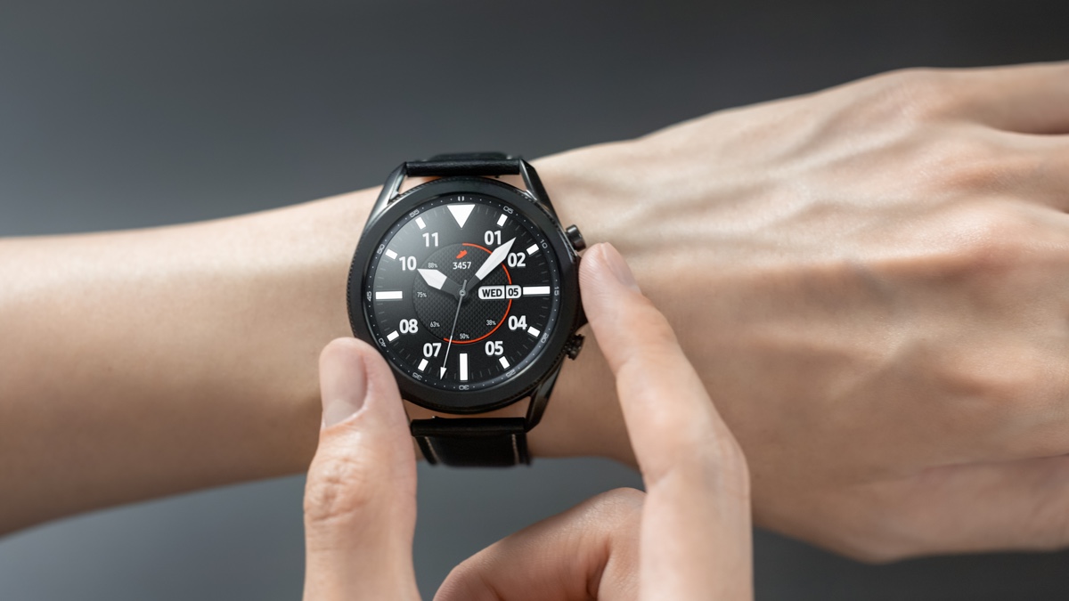 Sắm đồng hồ thông minh, chọn Oppo Watch hay Samsung Galaxy Watch 3? 1