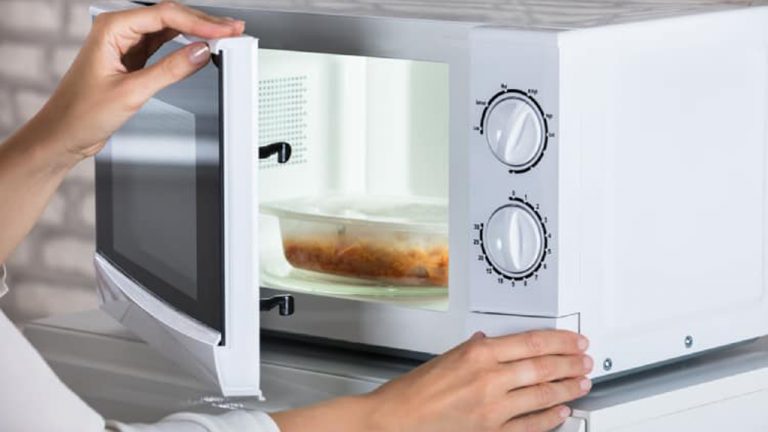 Có nên hâm thức ăn cho bé bằng lò vi sóng không?