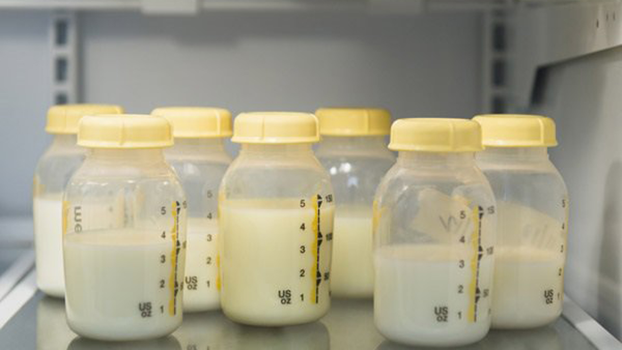 Cách hâm nóng sữa bằng lò vi sóng 18