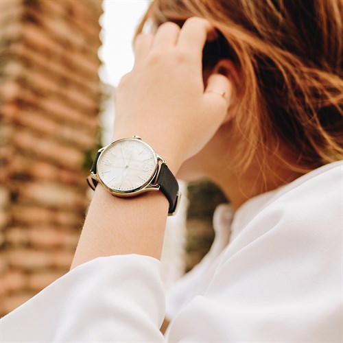 Top 3 đồng hồ nữ dây da dành cho nàng tay tròn 3