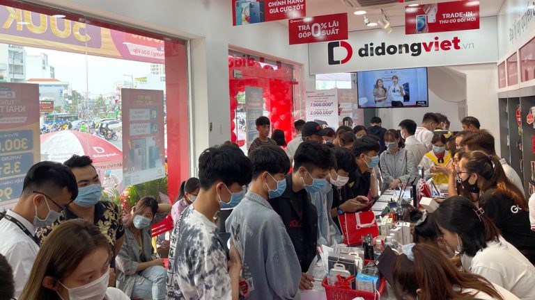 Hệ thống bán lẻ điện thoại tăng cường khuyến mại, bán xuyên Tết Nguyên Đán