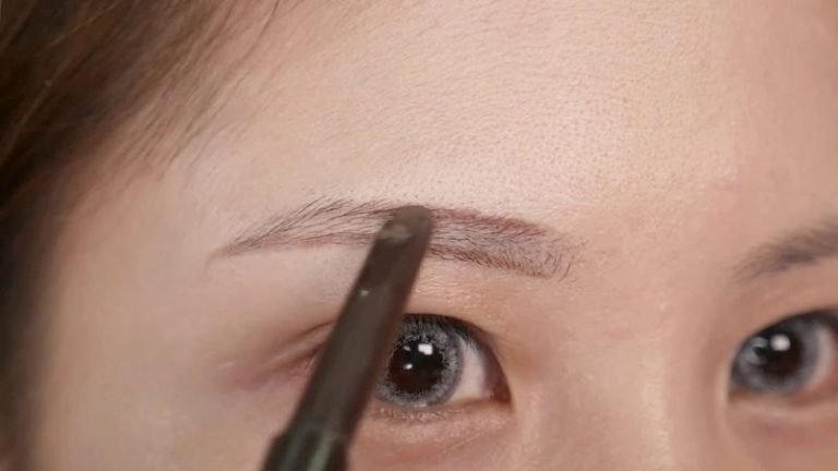 Top chì kẻ chân mày được chị em ưa chuộng