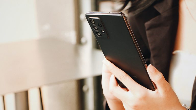 FPT Shop giảm 700.000 đồng cho khách đặt mua Galaxy A72