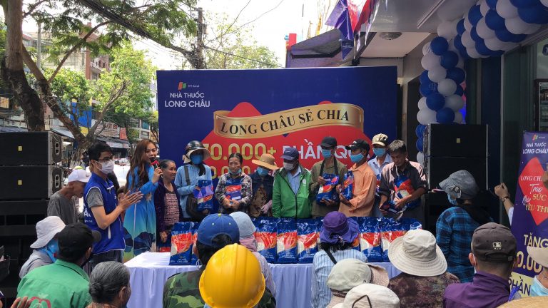 FPT Long Châu trao tặng 210.000 ngày thuốc và 140 tấn gạo miễn phí