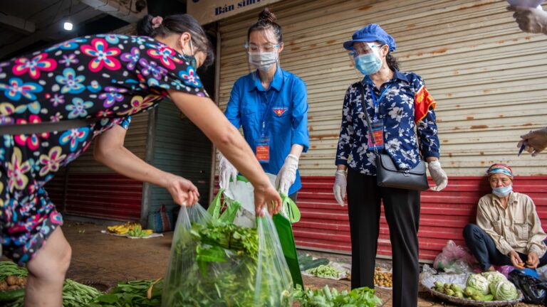 Từ 23/8, người dân TP.HCM được “đi chợ hộ” như thế nào?