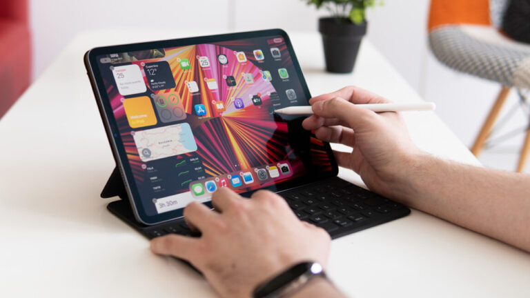Điện thoại, laptop, phụ kiện giảm giá mạnh đến 7 triệu đồng dịp cận Tết Nguyên Đán