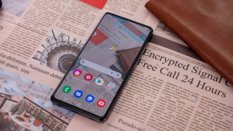 Smartphone, laptop, phụ kiện giảm đến 64%