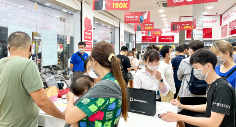 Nhiều điện thoại, laptop, phụ kiện công nghệ giảm nửa giá dịp cuối tuần
