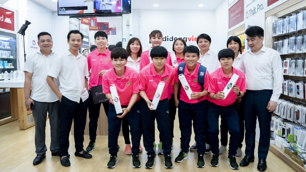 Di Động Việt tặng Samsung Galaxy Watch 4 cho các tuyển nữ bóng đá giành HCV Sea Games 31 5