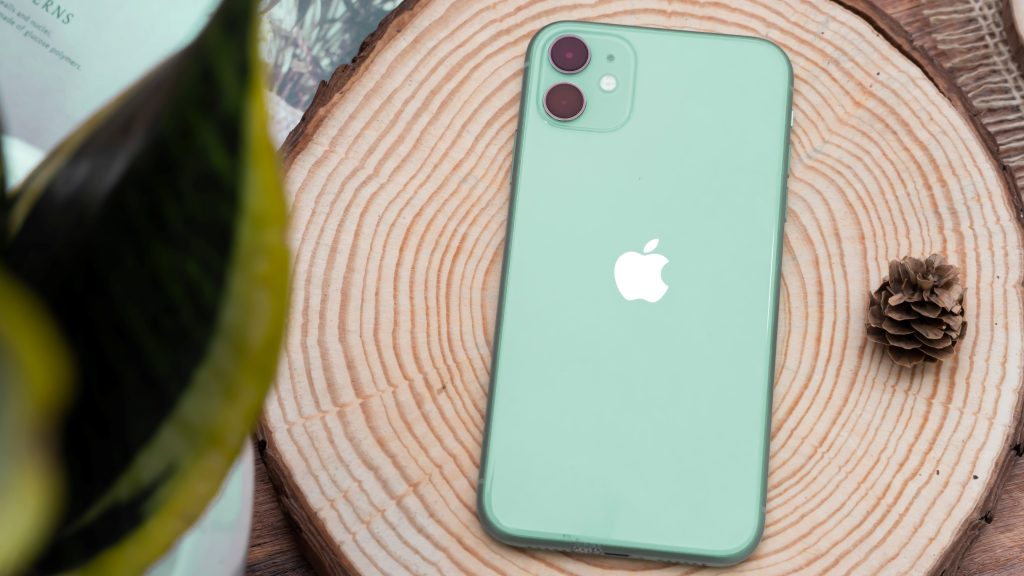 iPhone 11 giảm nửa giá tại các đại lý uỷ quyền Apple, tiếp tục lọt top bán chạy