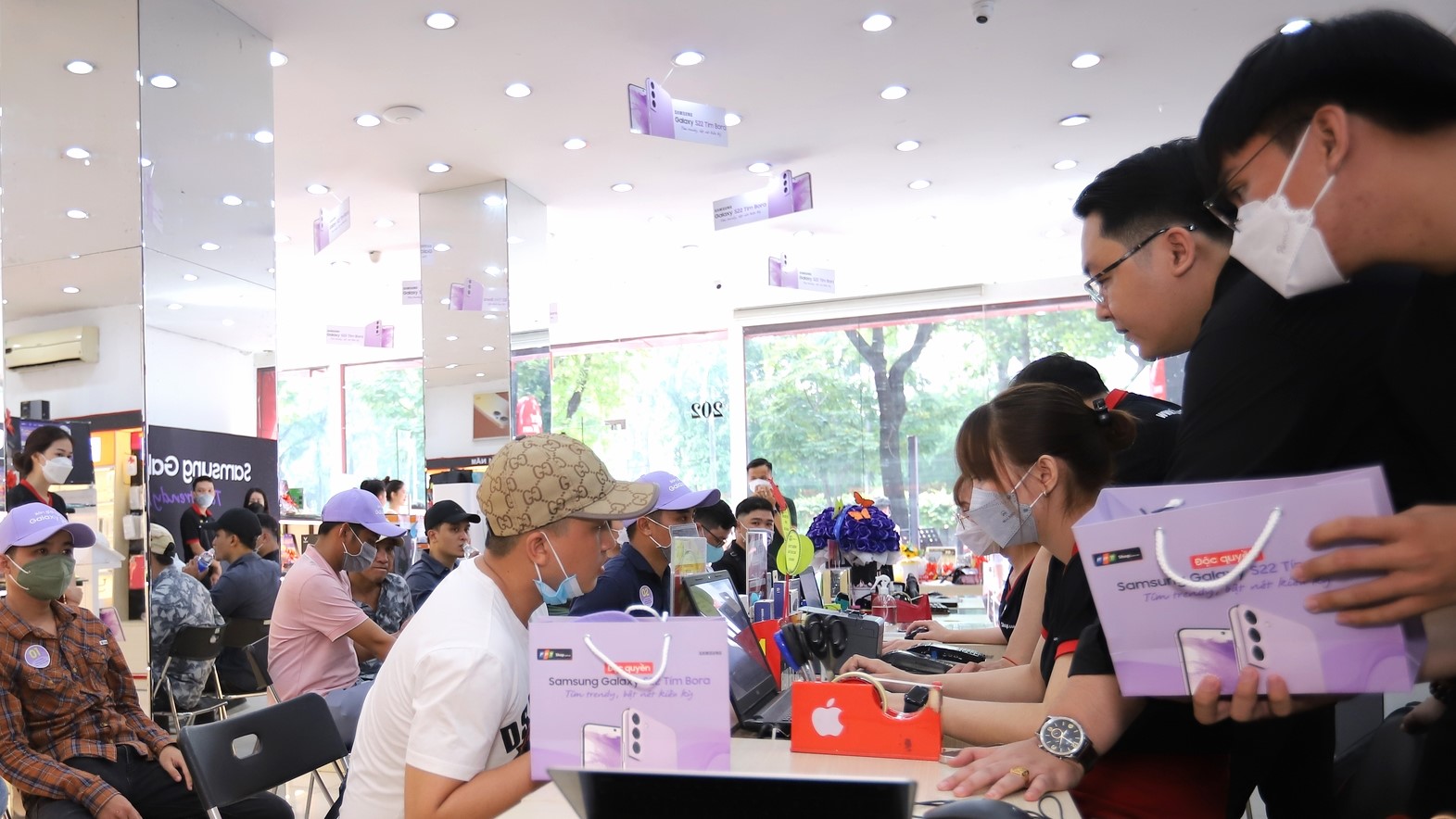 FPT Shop náo nhiệt ngày mở bán Galaxy S22 Bora Purple độc quyền 15