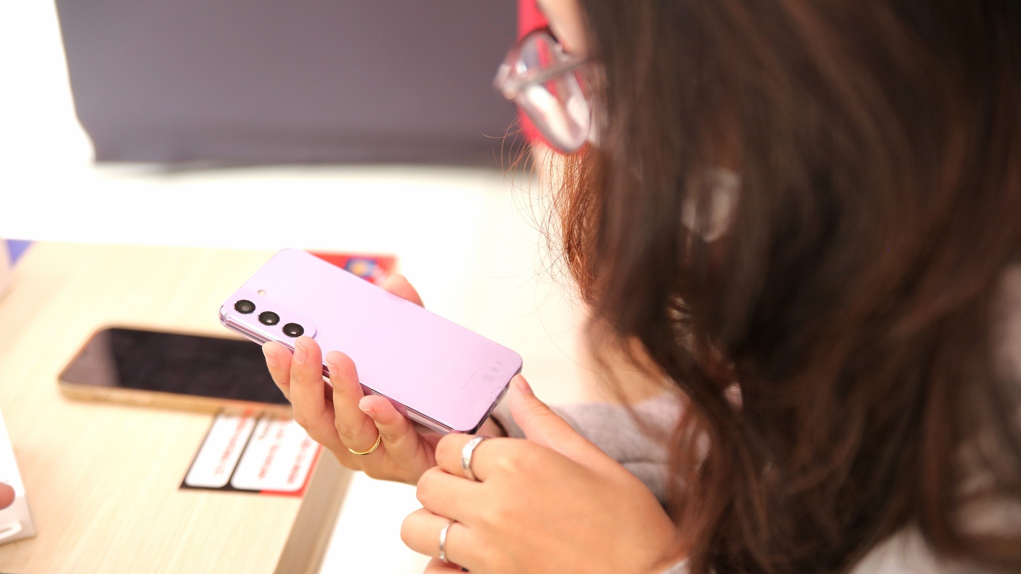FPT Shop náo nhiệt ngày mở bán Galaxy S22 Bora Purple độc quyền 17