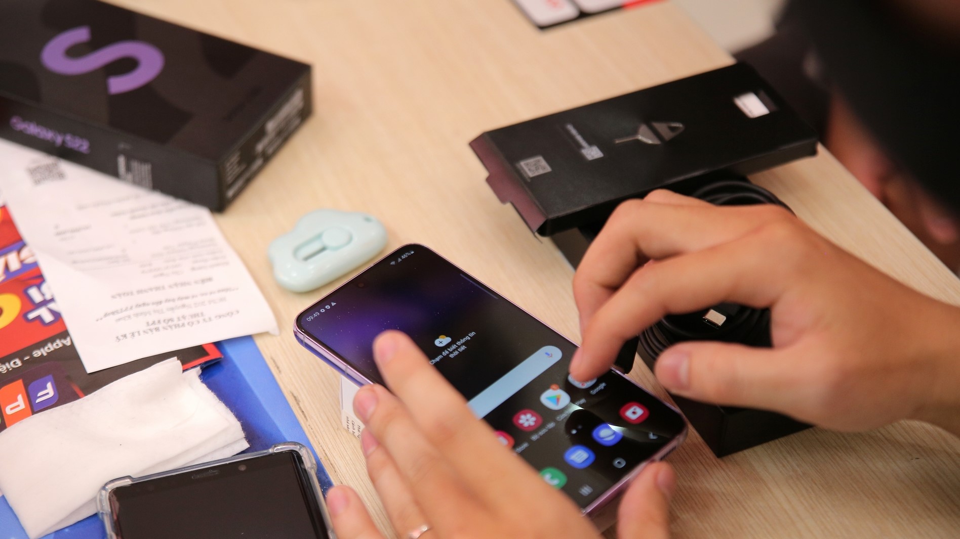 FPT Shop náo nhiệt ngày mở bán Galaxy S22 Bora Purple độc quyền 18
