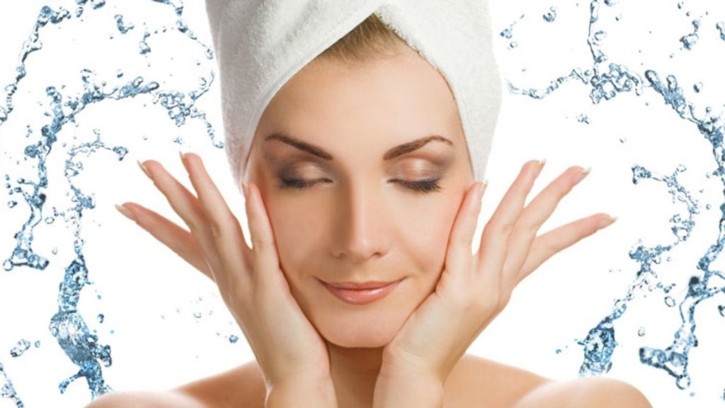 Có nên rửa mặt bằng nước khoáng có ga? Những lưu ý khi rửa mặt bằng nước khoáng có ga