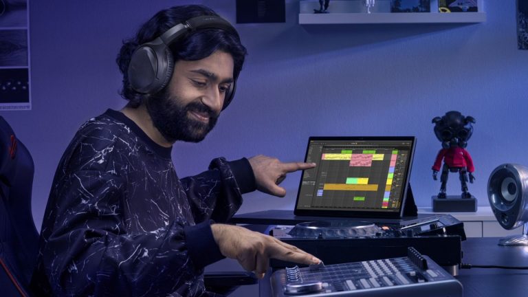 CES 2023: ROG trình làng loạt laptop gaming độc đáo, ấn tượng