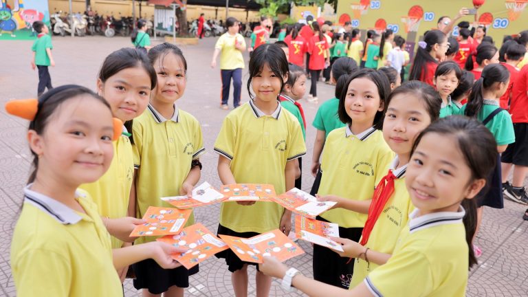 Học sinh tiểu học tranh tài quản lý tiền để gây quỹ tại Ngày hội Cha-Ching