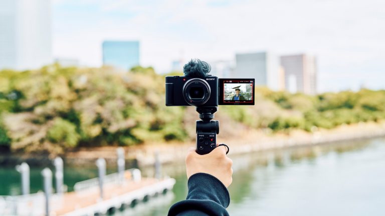 Sony ra mắt máy ảnh Vlog với ống kính zoom siêu rộng ZV-1 II