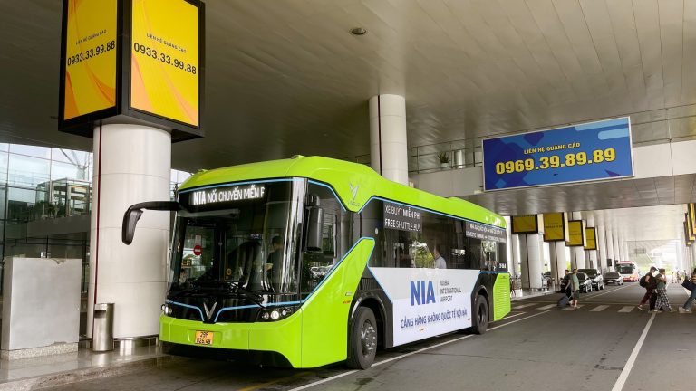 Nội Bài sử dụng xe buýt điện trung chuyển hành khách miễn phí giữa nhà ga T1 và T2