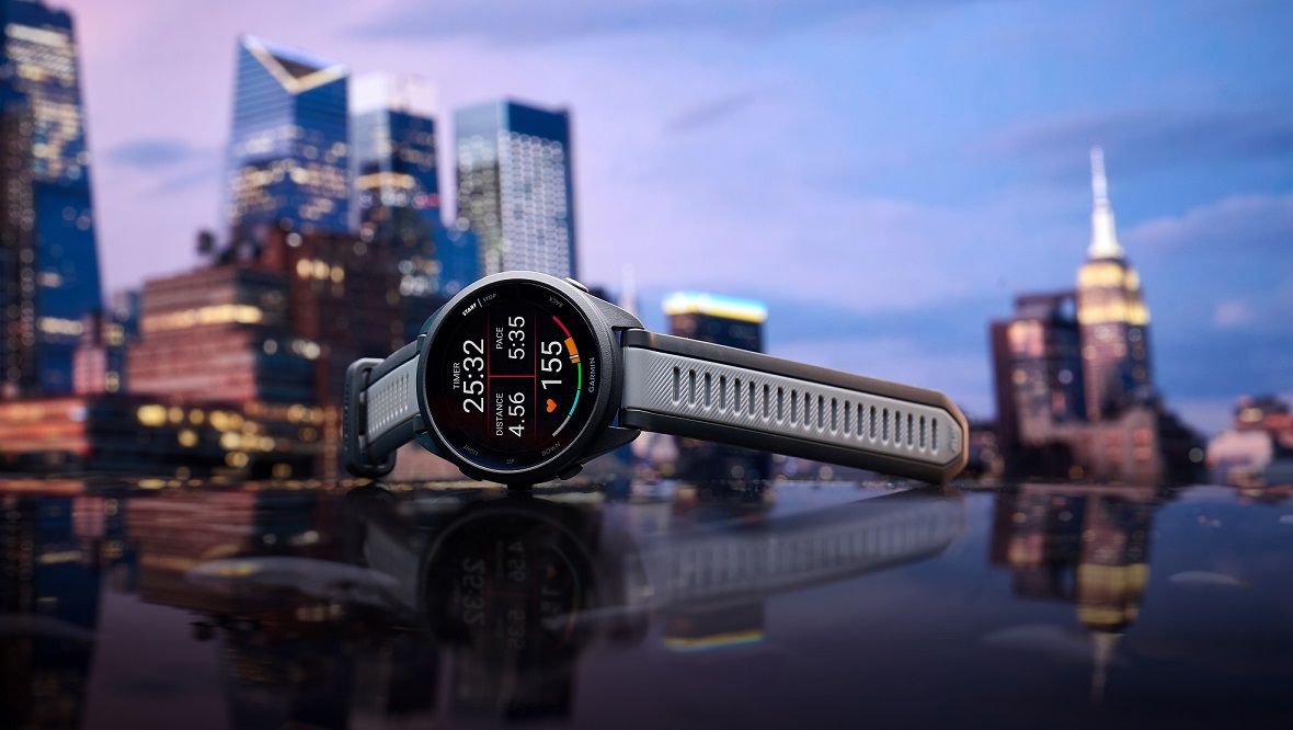 Garmin ra mắt đồng hồ chạy bộ Forerunner 165 với màn hình AMOLED cùng dây đeo cảm biến nhịp tim HRM-Fit 10