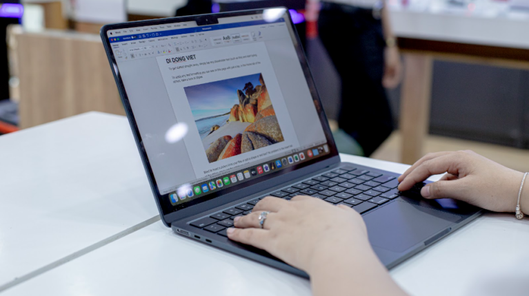 MacBook Air M3 vừa mở bán đã có deal hời: Giá cuối từ 25,39 triệu đồng, tặng thêm đến 3 triệu đồng, trả trước 0Đ