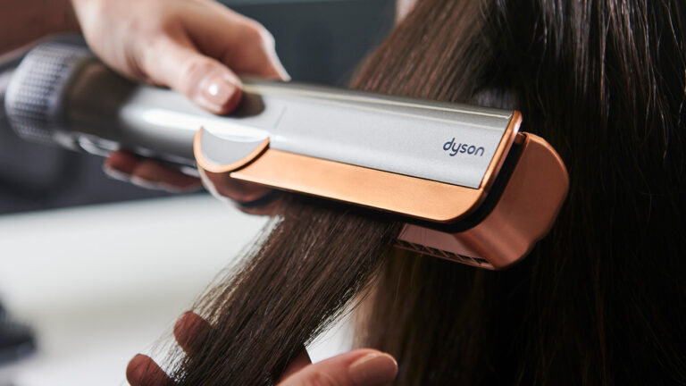 Máy sấy duỗi tóc Dyson AirstraitTM chính thức bán tại Việt Nam, giá 14.79 triệu đồng